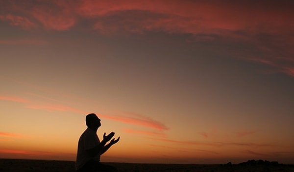 İstihare, bir şey hakkında aldığı kararın hayırlı olup olmayacağını Allah yönelip, yatmadan önce iki rekat namaz kılarak Allâh’a dua etmesidir.