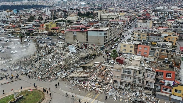 6 Şubat sabahı Türkiye, büyük bir karanlığa uyandı. Kahramanmaraş merkezli depremde 11 ilimizde binlerce bina yıkıldı, binlerce vatandaşımız da hayatını kaybetti. O günden sonra da hayatta kalanlar bir şekilde yaralarını sarmaya çalışıyor.