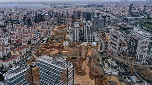 İmamoğlu ayrıca, şu anda yetersiz olan karbon elyaf üretim ve uygulama kapasitesini de ilk etapta beş katına çıkarılacağını belirterek "Vakit kaybetmeden bütün riskli binaları depreme dayanıklı hale getireceğiz. Bir yandan kentsel dönüşüm projelerimizi devreye sokacağız" dedi.