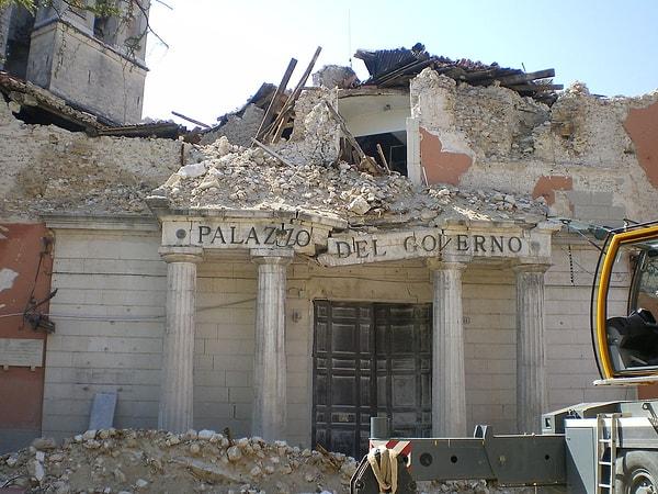 10. 2009 yılında İtalya'da yaşanan depremde hayatını kaybeden insanları öldürmek suçuyla 6 yerbilimci yargılanmıştı.