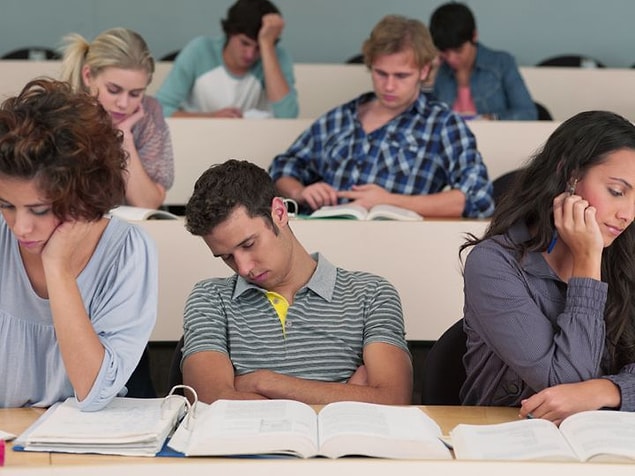 Daha sonra ekip, 39.458 öğrencinin öğrenme yönetim sistemine giriş bilgilerini inceleyerek erken derslerin öğrencilerin uykusu üzerindeki etkisini araştırdı.