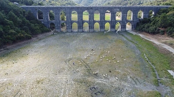 İSKİ'den yapılan açıklamada, küresel iklim değişikliği ve buna bağlı yaşanan kuraklığın etkilerini daha fazla hissettirdiği bugünlerde suyun tasarruflu kullanılmasının şart olduğu belirtildi.