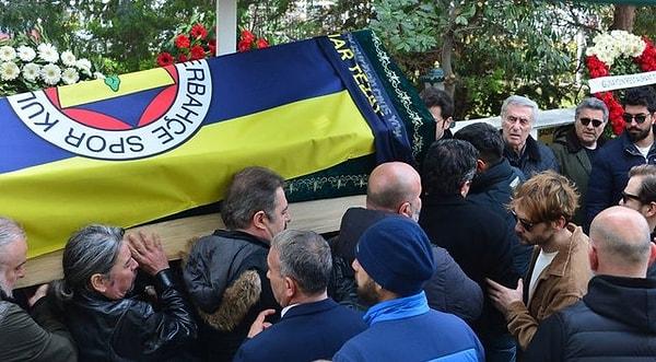 Tezay, üyesi ve taraftarı olduğu Fenerbahçe Spor Kulübünün bayrağına sarıldı. Cenazeye ise birçok ünlü isim akın etti.