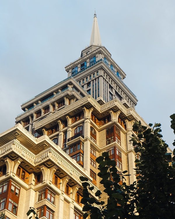 Dünyada Art Deco mimari tarzının öne çıktığı yapılar ise şunlardır;