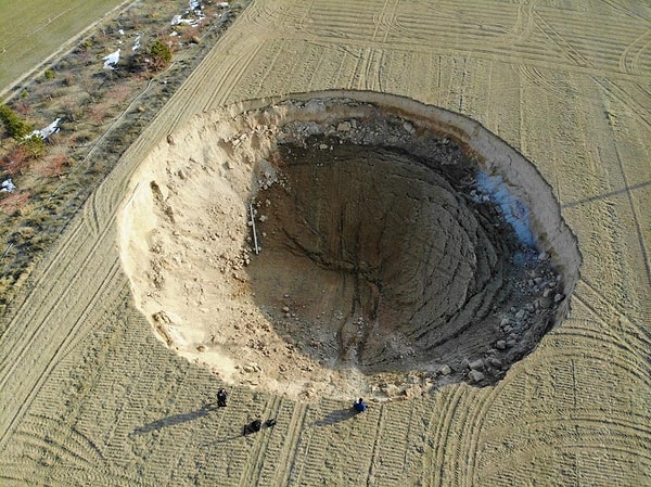 Konya'nın Karapınar ilçesi ve çevre ilçeler ile illerde obrukların oluşumu her geçen gün daha da artıyor. İlçeye bağlı Reşadiye Mahallesi Seyit Hacı Yaylası'ndaki tarım arazisinde alanda obruk meydana geldi. Arazide oluşan obruk mahalle sakinleri tarafından fark edildi.