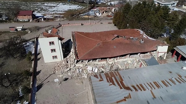 “O gün kar yağmasaydı öğrencilerimiz okula gelecekti. İkinci depremde yıkıldı burası. Yıkıldığı anda ben karşı binada oturuyordum. Sallanmasıyla yıkılması bir oldu.”