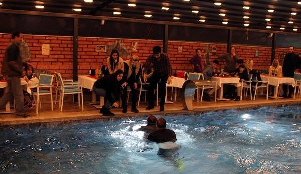 Bu sırada bir genç, Mustafa Keser’i kurtarmak amacıyla suya atladı. Geceye katılanların havuzdan çıkardığı Keser, kulise gidip üzerini değiştirdikten sonra tekrar sahneye geldi.