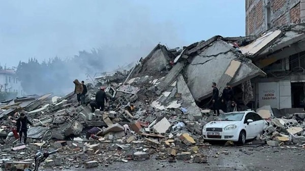 Kavak'ın ifadesinde; deprem felaketinde çok sayıda yakınını kaybettiğini, daha önce müteahhitlik yaptığını ancak belediye başkanı olduktan sonra şirketi, kardeşi Osman Kavak'a devrettiğini söylediği öğrenildi.