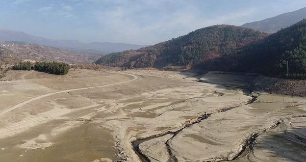 Nilüfer Çayı üzerinde kurulan ve 2007 yılından bu yana hizmet veren, yıllık 60 milyon metreküp su kapasiteli baraj, son dönemdeki mevsimsel kuraklıktan olumsuz etkilendi.