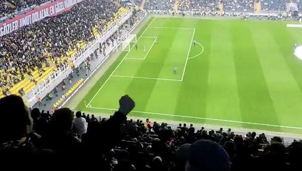 Karşılaşmadan hemen önce Fenerbahçe tribünlerinde yapılan "Yalan yalan yalan dolan dolan dolan 20 sene oldu istifa ulan" tezahüratı ise gündem oldu.