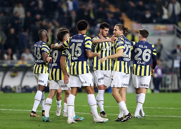 Fenerbahçe'ye galibiyeti getiren golleri Enner Valencia(2), Joshua King ve Attila Szalai kaydetti.