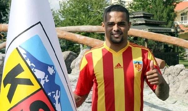 Welliton Soares, 20 Ağustos 2014 tarihinde giydiği Mersin İdman Yurdu formasıyla Spor Toto Süper Lig'e giriş yaptı. Yıldız topçu bir dönem Kayserispor'da da oynadı.