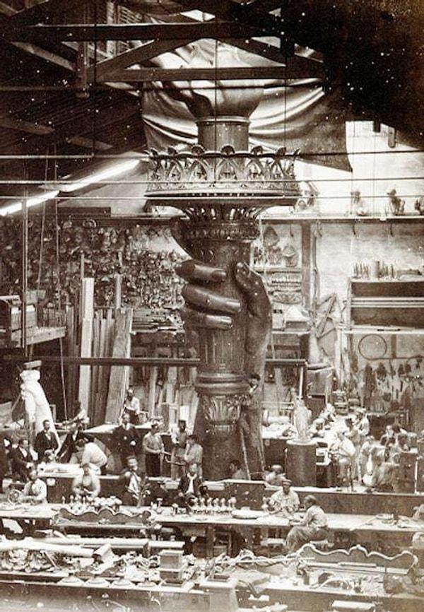 4. Paris'te Özgürlük Heykeli'nin eli ve meşalesi yapılırken. (1876)