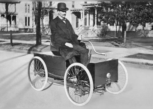 7. Amerikalı sanayici Henry Ford, ilk yaptığı arabasıyla. (1896)