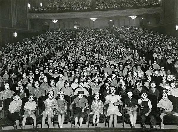 8. 1930 yılında Kaliforniya'da gerçekleşen Mickey Mouse hayran buluşması korku filmlerini andırmıyor mu? 🙄