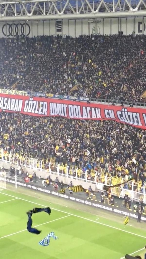 Hem Fenerbahçe hem de Konyaspor tribünlerinde bulunan taraftarlar afet bölgesine gönderilmesi için atkılarını, eldivenlerini ve berelerini sahaya attı.