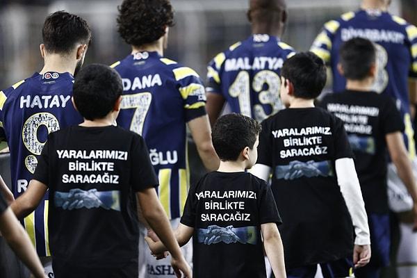 Fenerbahçe, karşılaşmanın öncesinde yapılan maç önü seremonisinde depremzede çocuklarımızı misafir etti.