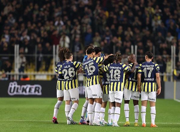 Yaşanan deprem nedeniyle özel formalar tasarlandı. Fenerbahçe futbolcularının giydiği formaların arkasında normalde reklam bulunan yere, depremden etkilenen şehirlerin isimleri yazıldı.