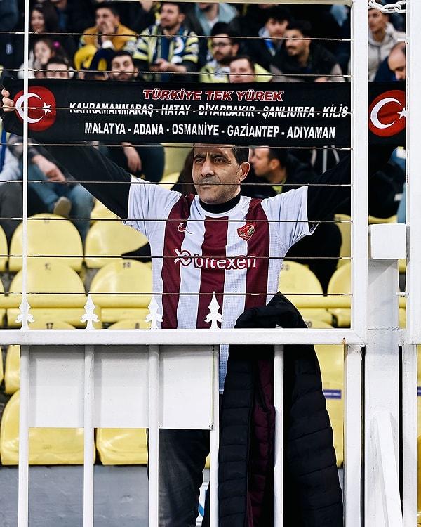 Hatayspor formalı bir taraftarın maçta açtığı ''Türkiye Tek Yürek'' yazılı atkı ise görenlerin yüreğini burktu.