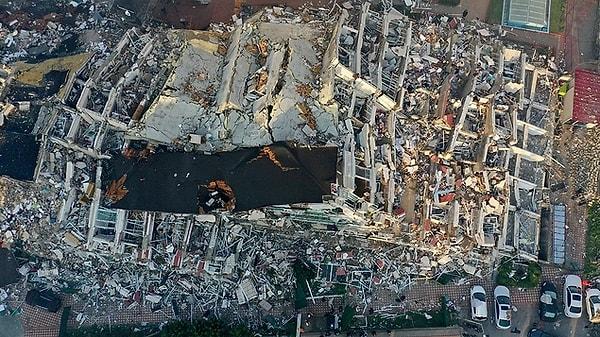 Kahramanmaraş'ta meydana gelen 7.7 büyüklüğündeki deprem, beraberinde 10 ilde de yıkıcı sonuçlara neden oldu. Resmi kaynaklara göre 20 milyondan fazla kişinin etkilendiği deprem, ülkemizi derinden yaraladı.