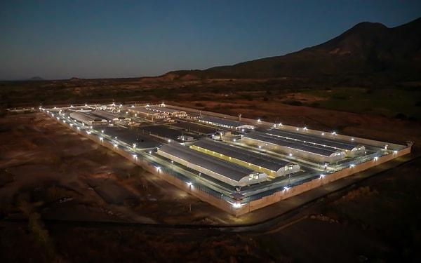 San Salvador'a 74 kilometre mesafede Tecoluca kasabasındaki bir vadide, 166 hektarlık alanda mega olarak adlandırılan hapishanenin açılışı 2 Şubat'ta yapılmıştı.