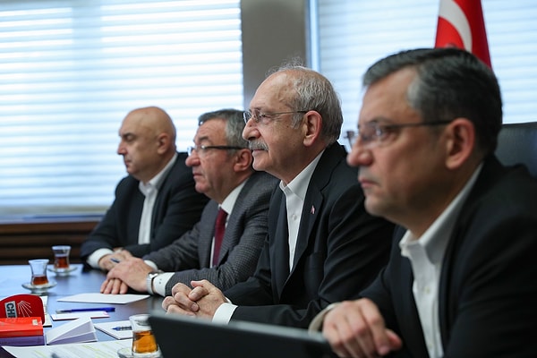 CHP grubu, Kemal Kılıçdaroğlu’na cumhurbaşkanlığı aday belirleme sürecinde tam yetki verdi.