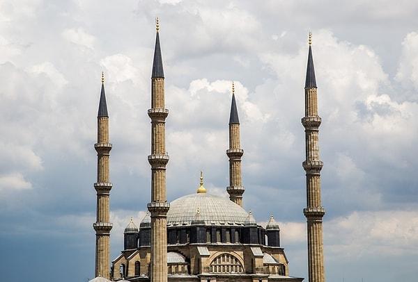 Selimiye Camii'nin en dikkat çekici özelliklerinden bir tanesi de minareleridir. Minareler olabilecek en ince ve uzun şekilde tasarlanmıştır.
