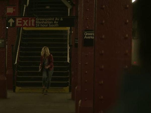 17. Greenpoint Avenue metro istasyonundaki birinci sezon sahnesi muhtemelen gerçek istasyonda çekilmedi.