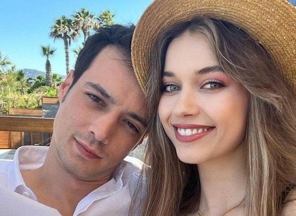 Biliyorsunuz Mert Yazıcıoğlu ve Afra Saraçoğlu, uzun süredir tatlı bir birliktelik sürdürüyordu. Fakat kısa bir süre önce ayrılık kararı aldıklarını sosyal medyadan duyurdular.