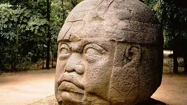 Bu bölgede Kolomb öncesi dönemde ve İspanyol sömürgeciliği başlamadan önce 3 bin yıldan fazla uzun bir süre pek çok toplum gelişti. Mezoamerika'nın bu toplumlarında insan kurban etme yaygındı. Ancak Aztek uygarlığının kurban etme pratikleri diğer uygarlıklardan ayrılmaktaydı.