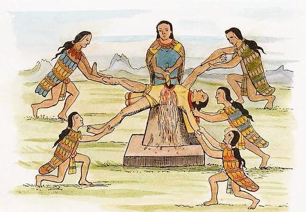 Maya ve Toltekler gibi diğer uygarlıklar da insan kurban etme ritüelini sürdürdü. Bununla birlikte, Aztekler benzeri görülmemiş bir ölçekte kurban etme ritüeli yaptılar. Günümüzde, her yıl yüzlerce, hatta belki de binlerce insanın Aztek'te kurban edildiği düşünülüyor.