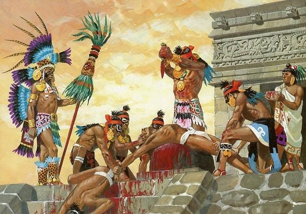 Bir inanışa göre de Aztek toplumunun dengesini ve refahını sağlayan tanrılar, kurban edilen kan ve etle beslenirdi. Tanrılar doğrudan yiyebilsin diye tanrı heykellerinin üzerine et koyulur veya kan dökülürdü. Tanrıları "beslemenin" en ilginç ritüeli de güneş tanrısı Tezcatlipoca'nın her sabah güneşi kaldıracak güce sahip olması için yapılan törenlerdi.