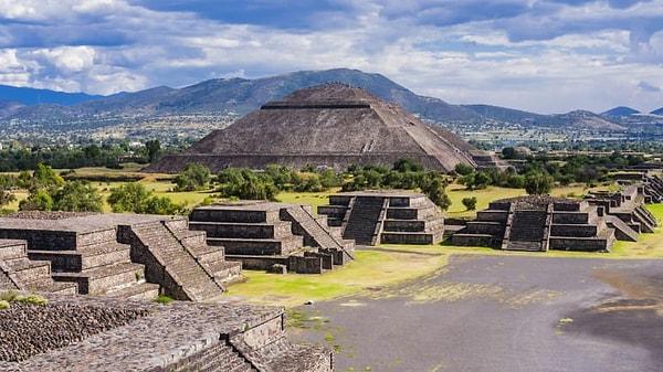 İnsan kurban etme ritüeli, Tenochtitlan, Texcoco ve Tlacopan gibi büyük piramitlerin tepesindeki özel olarak adanmış tapınaklarda gerçekleştirilirdi.