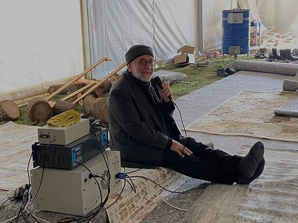 Depremzede çocuklara anons yapan Ömer Faruk isimli eski imam ise, hoparlörden "Ali Baba'nın Çiftliği" şarkısını okuyunca ortaya sımsıcak görüntüler çıktı.