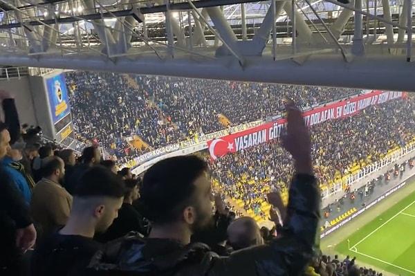 Süper Lig'de hafta sonu oynanan Fenerbahçe-Konyaspor ve Beşiktaş-Antalyaspor maçlarında tribünler ''hükümet istifa'' sloganlarıyla inledi.