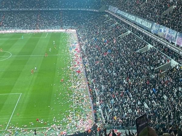 Heyecanla beklenen karşılaşmada dakikalar 04.17'yi gösterdiğinde Beşiktaş tribünlerinden sahaya depremzede çocuklara gönderilmek üzere oyuncaklar atıldı.