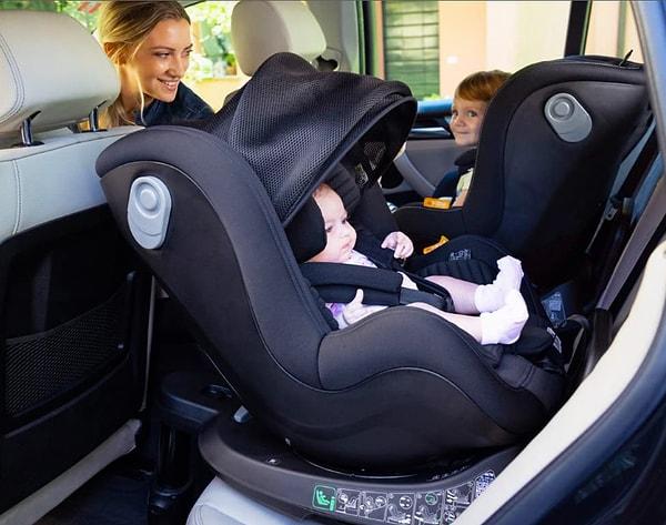 Doğumdan itibaren 4 yaşa kadar kullanım imkanı sunan Chicco Seat2Fit I-Size Oto Koltuğu da günün fırsatları arasında yer alıyor.