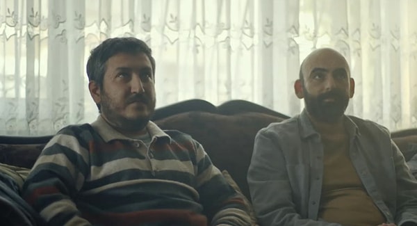 Senaristliğini Aziz Kedi ve Feyyaz Yiğit'in üstlendiği fenomen dizi her bölümüyle adınından söz ettiriyor adeta.