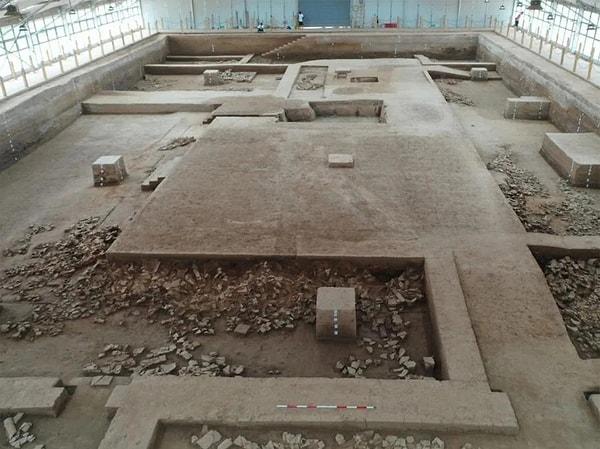 Tuvaletin, Savaşan Devletler Dönemi'nden, Han Hanedanlığı'nın başlangıcına kadar olan dönemden kalma, dolayısıyla 2 bin 200 ile 2 bin 400 yıl öncesine ait olduğu tahmin ediliyor.