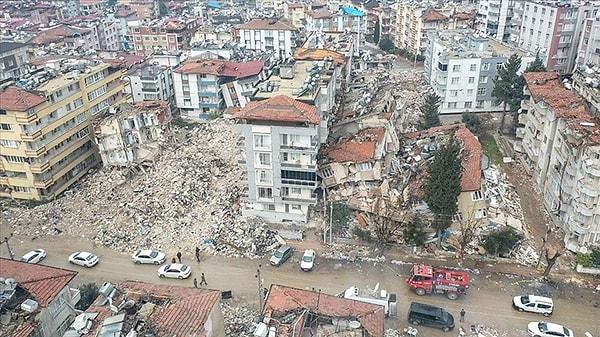 Uzmanlar yıllardır uyardığı bölgeler arasında İstanbul'u gösterdi. Olası İstanbul depreminden önce alınması gereken önlemleri sıraladı. Bunlardan biri de  ODTÜ'lü akademisyenler arasında yer alan Prof. Dr. Barış Binici oldu.