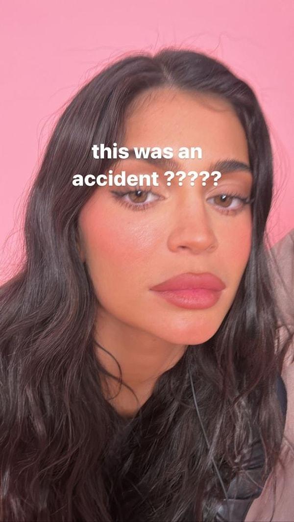 Kylie Jenner da bunun üzerine 'kaza mıydı?' notuyla başka bir fotoğraf paylaştı.