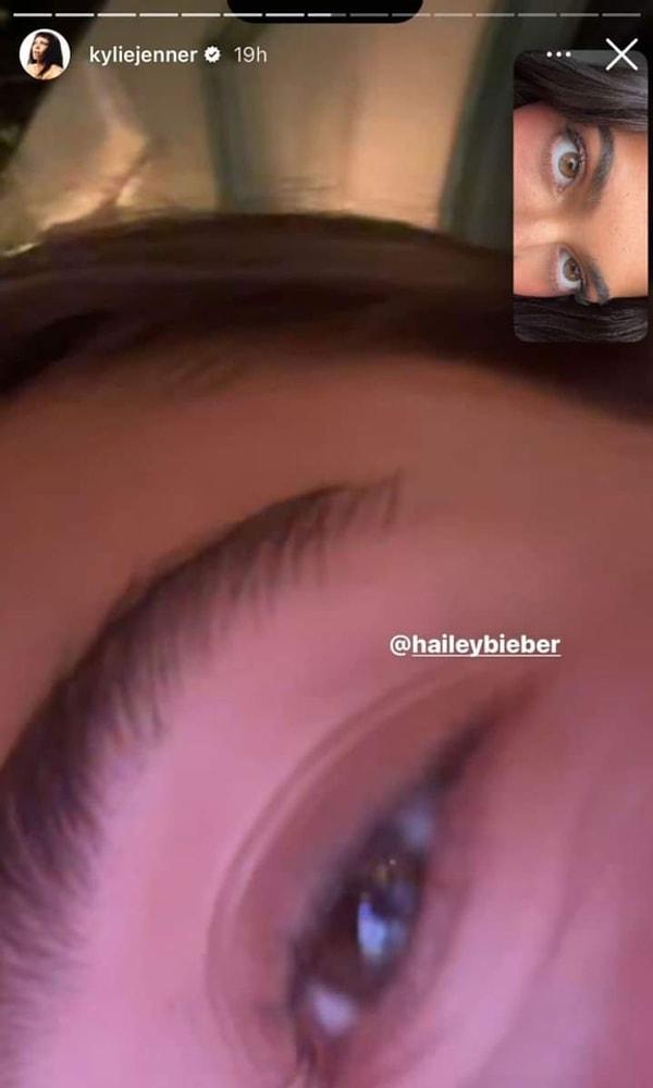 Kısa bir sonra Jenner, Hailey Bieber ile kaşlarını yakınlaştırdıkları FaceTime görüşmesinin ekran görüntüsünü paylaştı.