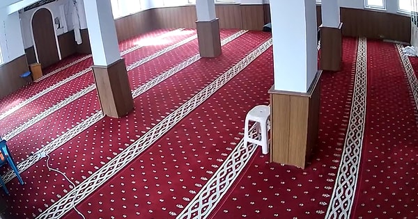 Yaşanan 5.6 büyüklüğündeki deprem sırasında da Musa Kazım Camii'nin güvenlik kameraları kayıttaydı. Camide görevli imam Ahmet Tayyar da o anları sosyal medyada paylaştı.