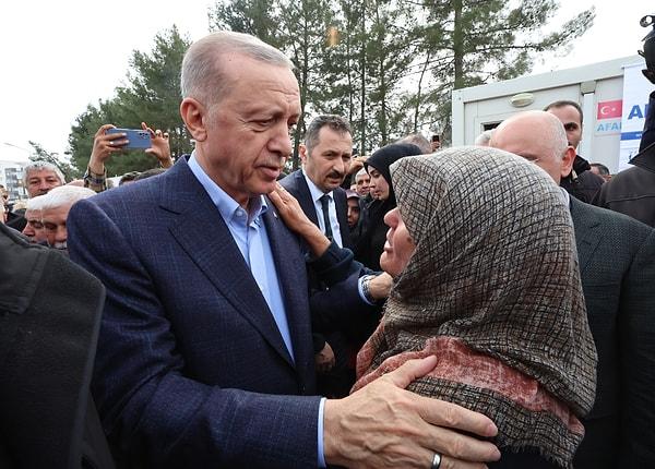 Cumhurbaşkanı Erdoğan, depremde Kızılay ve AFAD'a tepki gösterenler için "Dalkavuklara asla kulak asmayın. Bir tarafta AFAD’a saldıran, bir taraftan Kızılay’ımıza saldıran, STK’larımıza saldıran bu dalkavuklara asla kulak asmayın." dedi.