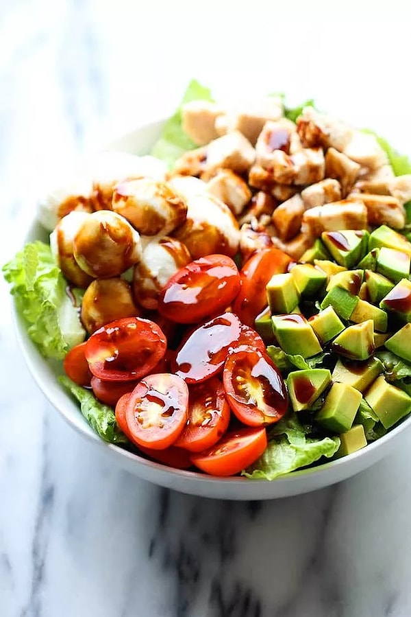 1. Energy bomb: Avocado salad with chicken