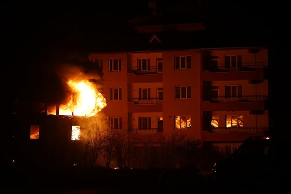 Küçükdalyan Mahallesi Yeşilova Caddesi'nde bulunan Küçük Sanayi Sitesi'nde bir fabrikada henüz belirlenemeyen nedenle yangın çıktı.