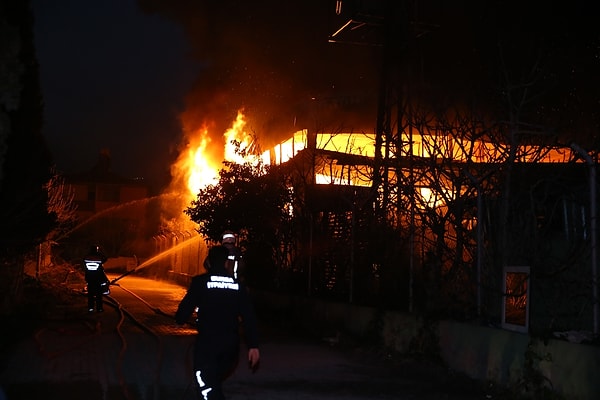 İtfaiyenin yangını kontrol altına alma çalışmaları sürüyor. Polis ekipleri bölgede güvenlik önlemi aldı.