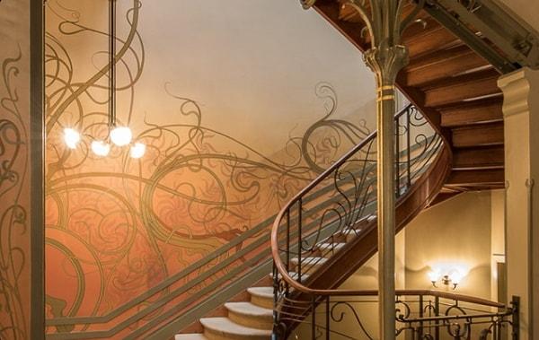 Belçikalı mimar Victor Horta, Art Nouveau’dan esinlenerek inşa edilen ilk mimari yapıyı, eğri demir iskelete sahip Brüksel’deki Tassel Evi’ni yaptı.