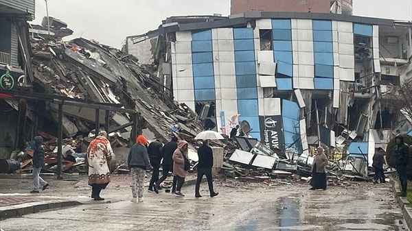 Otelin yapı denetiminden geçemediği için mühürlendiği ve daha sonra tekrar açılmasına izin verildiği maalesef enkazdan sonra ortaya çıktı.