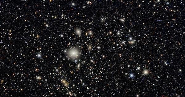 Ancak uzaktaki kozmik nesnelerin ışığını kullanarak karanlık enerjinin gücünü ölçen diğer astronomlar farklı bir değer ürettiler ve henüz kimse bu farklılığı açıklayamadı.